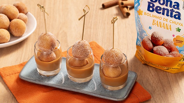 Bolinho de chuva de banana com dip de doce de leite