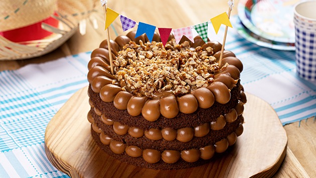 Bolo de chocolate com doce de leite e pé de moleque