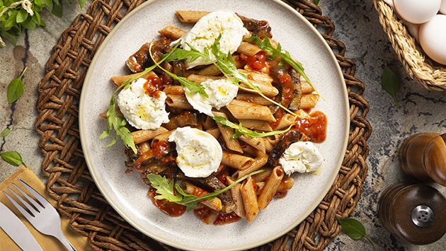 Penne alla norma com burrata